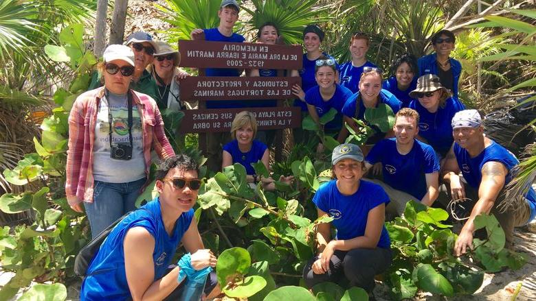 一群学生和教授在古巴的森林里